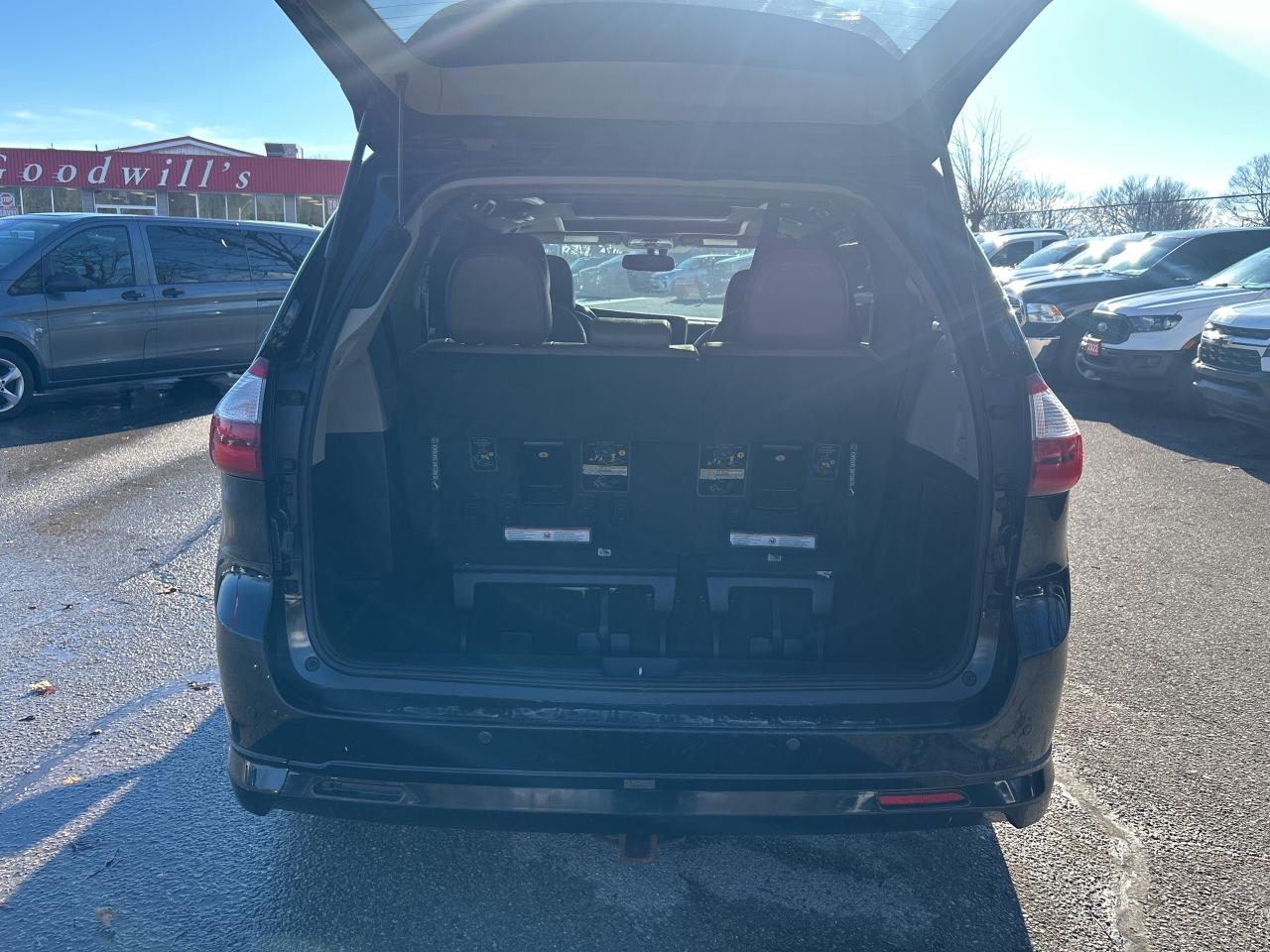 2017 Toyota Sienna CLEAN CARFAX, SUNROOF, HEATED LEATHER, BACK UP CAM - Photo #10