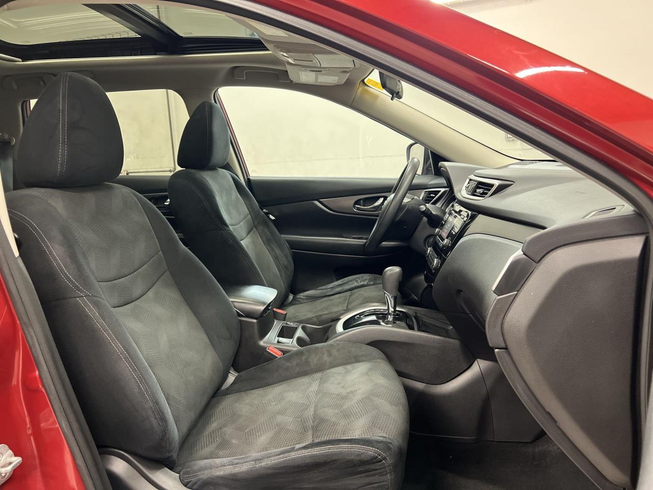 2015 Nissan Rogue SV AWD | PANO ROOF | HTD SEATS | REAR CAM | A/C Photo