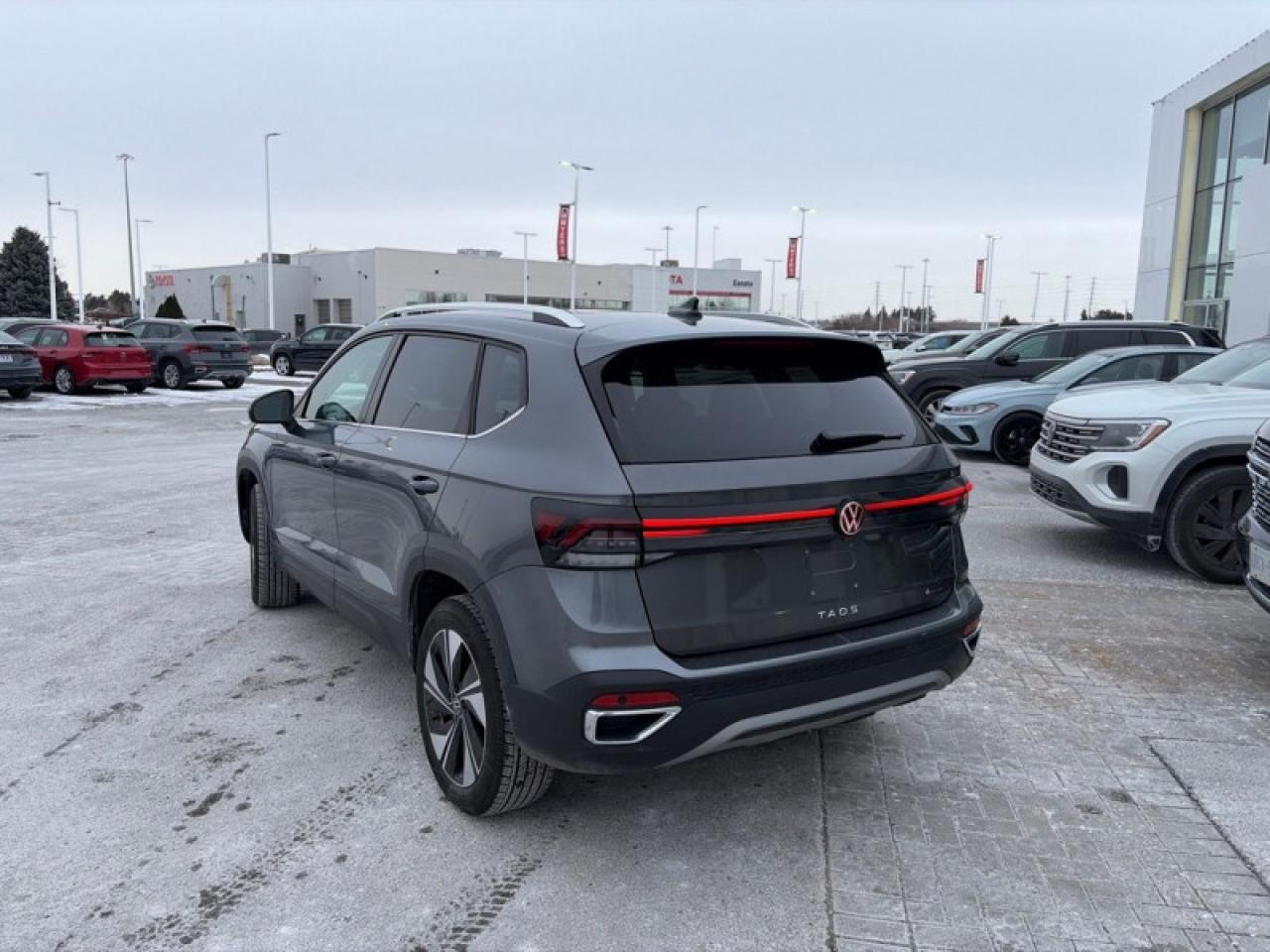 2025 Volkswagen Taos Comfortline  - Sunroof Photo2