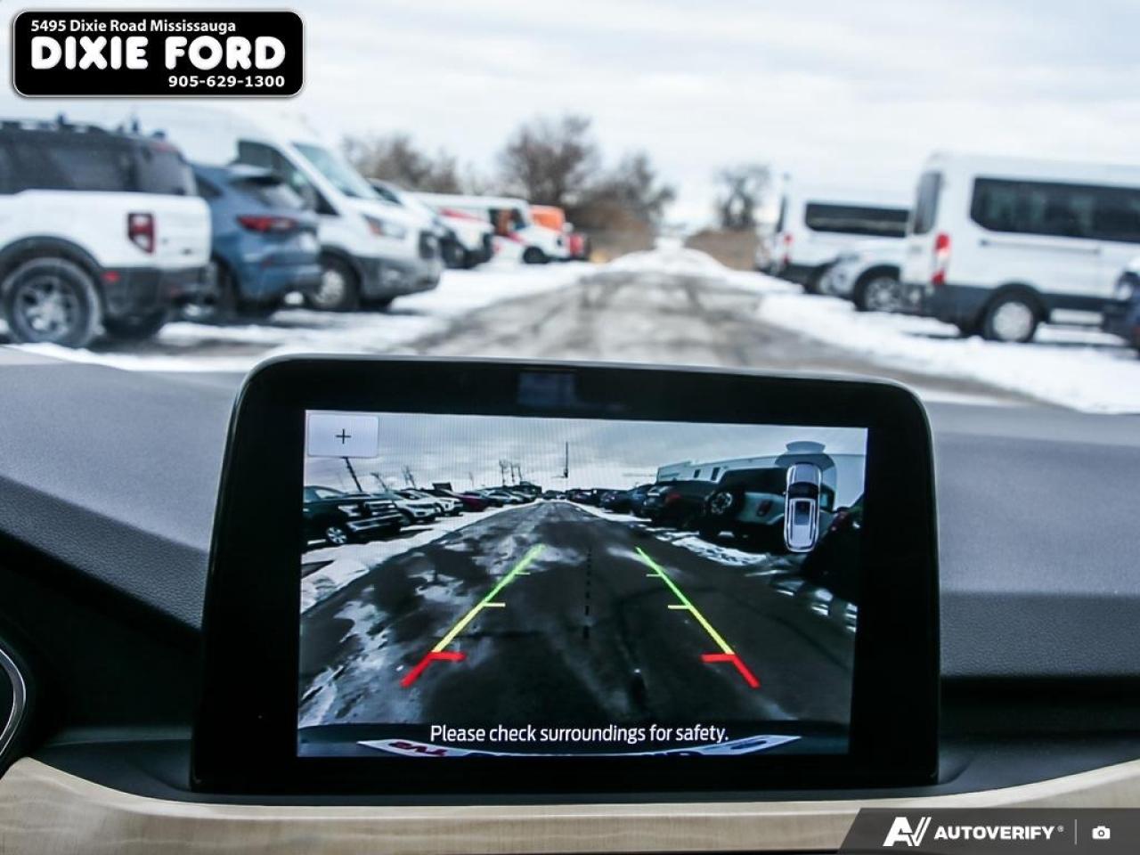 2022 Ford Escape Titanium Photo2