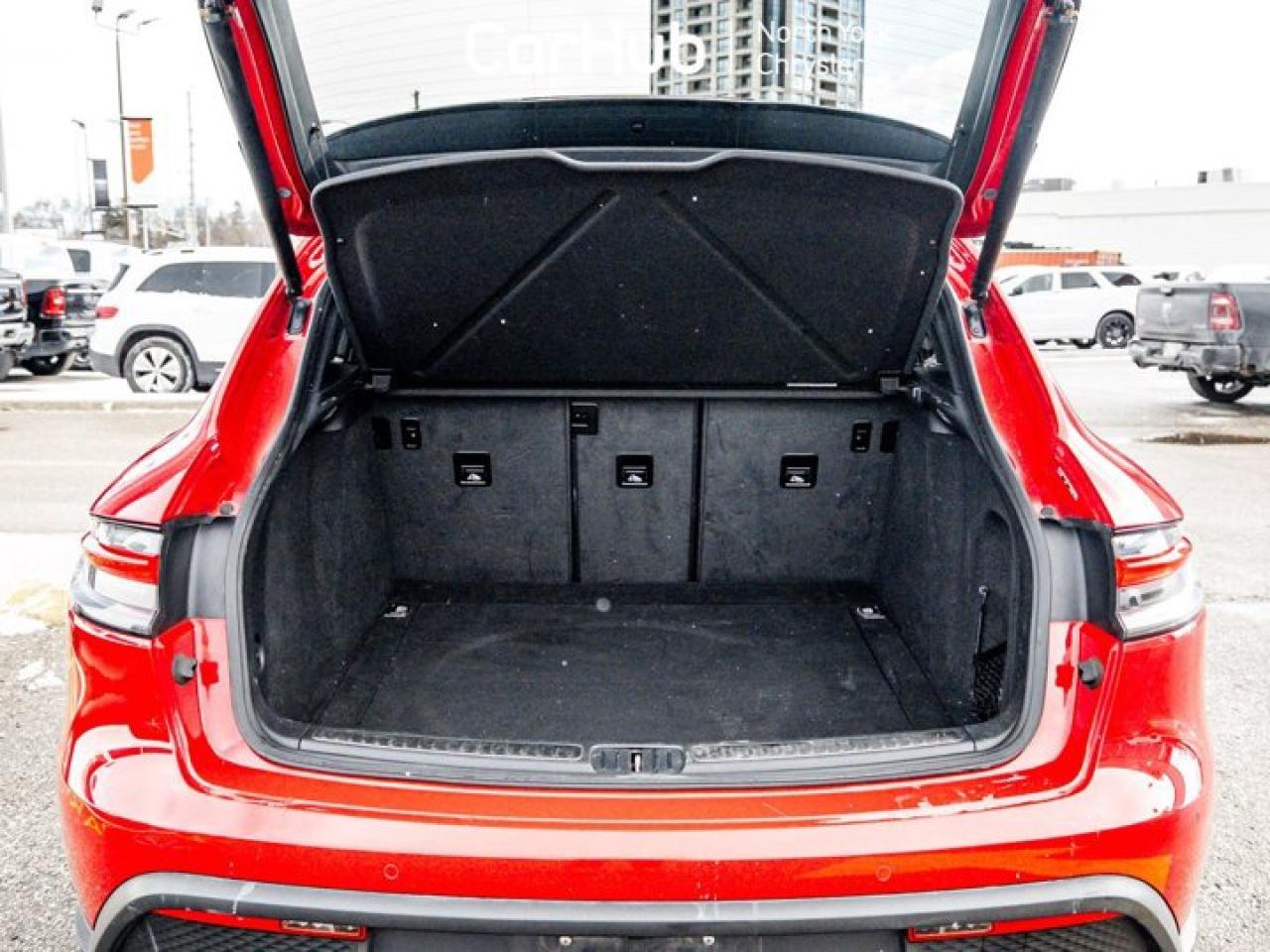 2022 Porsche Macan Base Photo