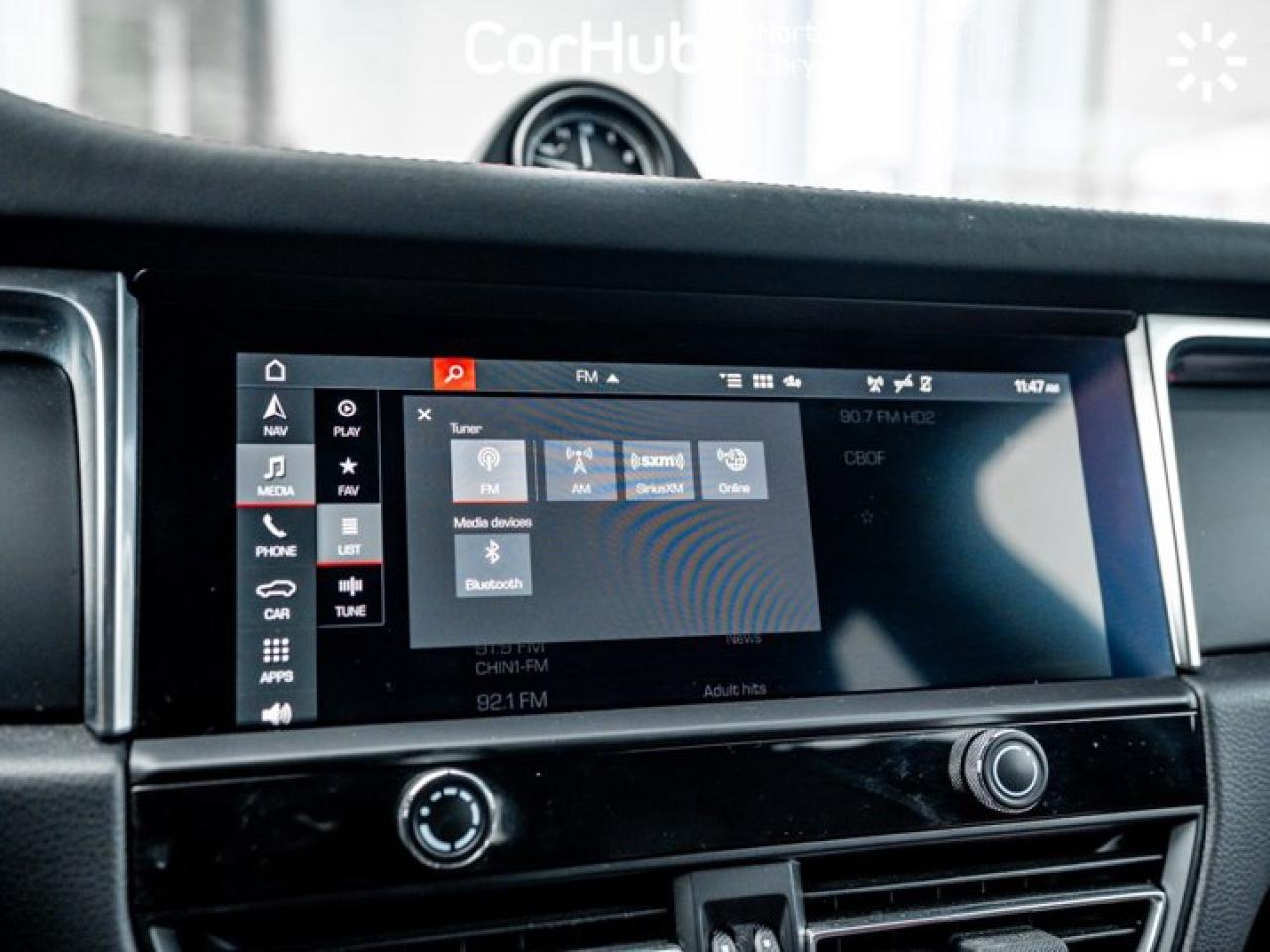 2022 Porsche Macan AWD Lane Departure Warning Navi Heated Seats Bluetooth Photo