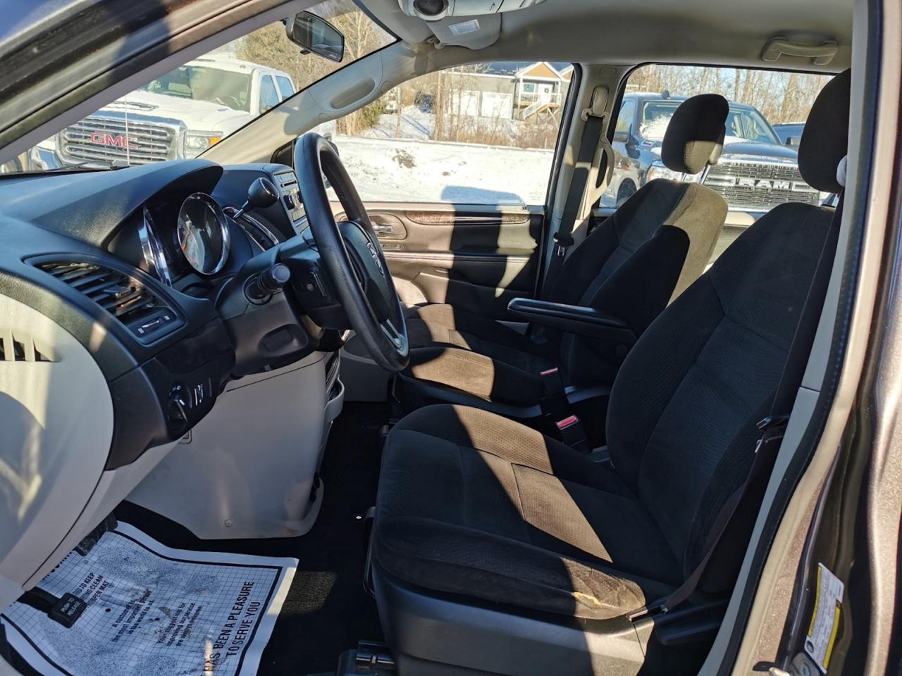 2016 Dodge Grand Caravan SE - Photo #11