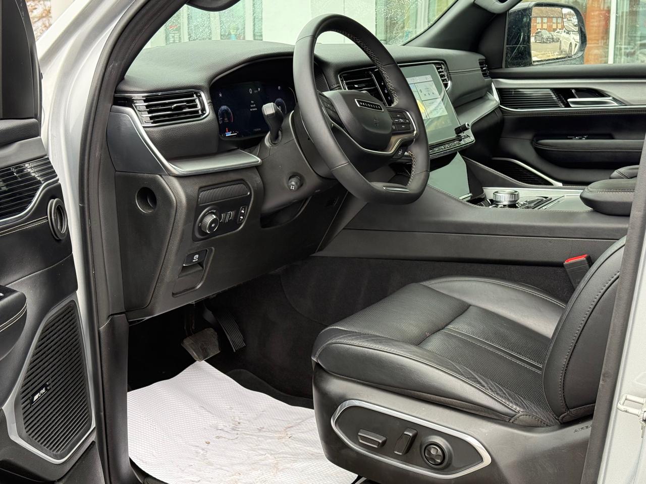 2024 Jeep Wagoneer Series II Carbide Photo