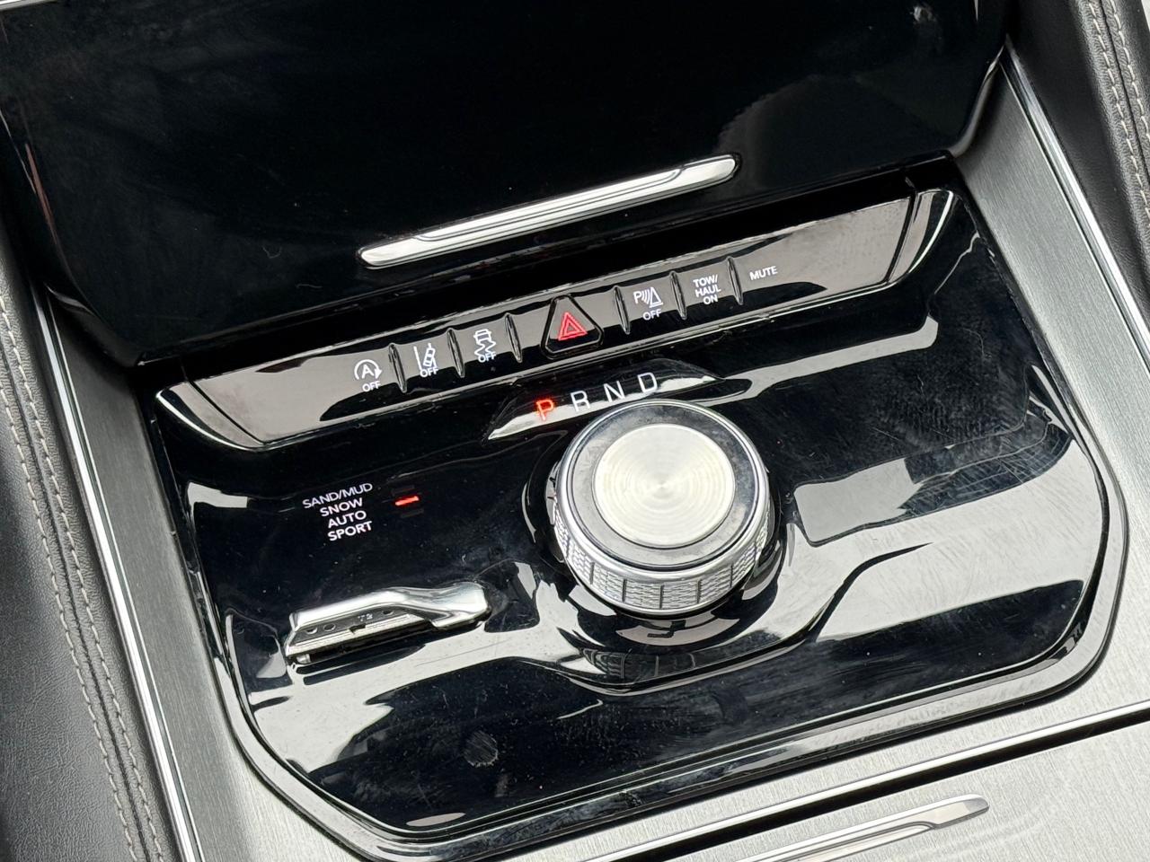 2024 Jeep Wagoneer Series II Carbide Photo