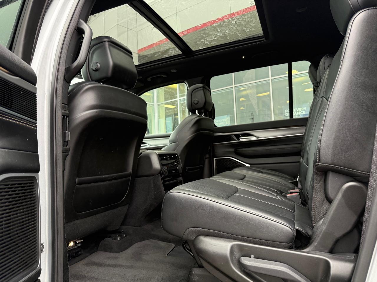 2024 Jeep Wagoneer Series II Carbide Photo