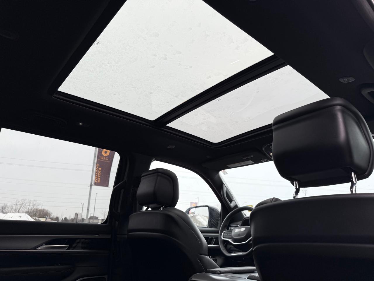 2024 Jeep Wagoneer Series II Carbide Photo