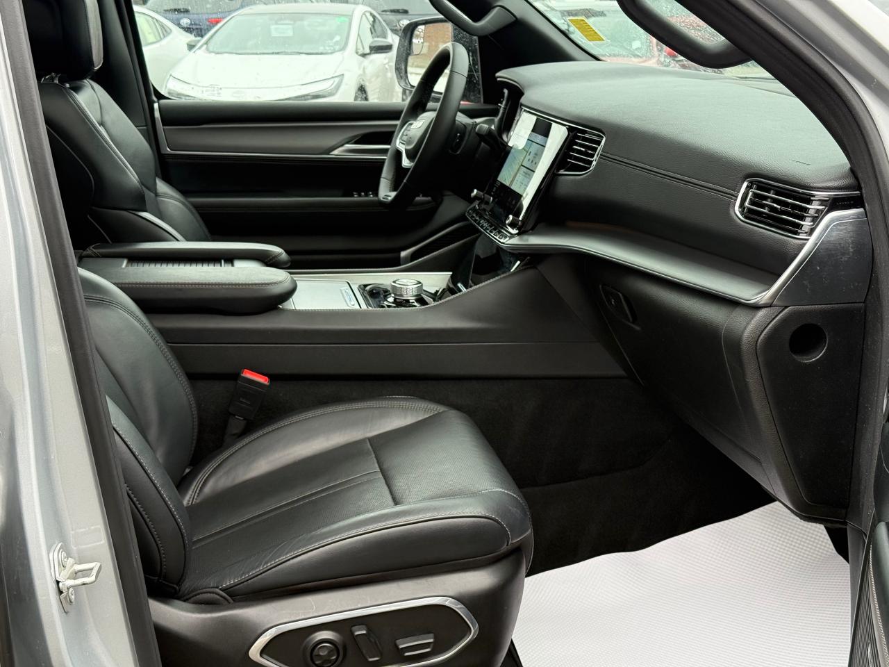 2024 Jeep Wagoneer Series II Carbide Photo