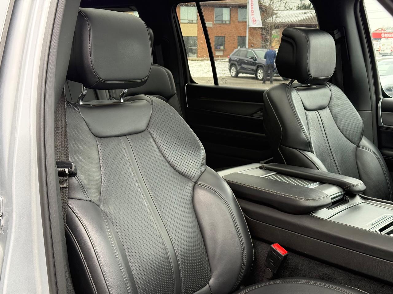 2024 Jeep Wagoneer Series II Carbide Photo