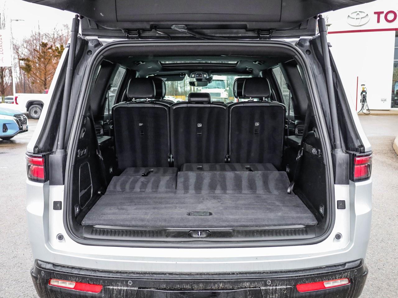 2024 Jeep Wagoneer Series II Carbide Photo