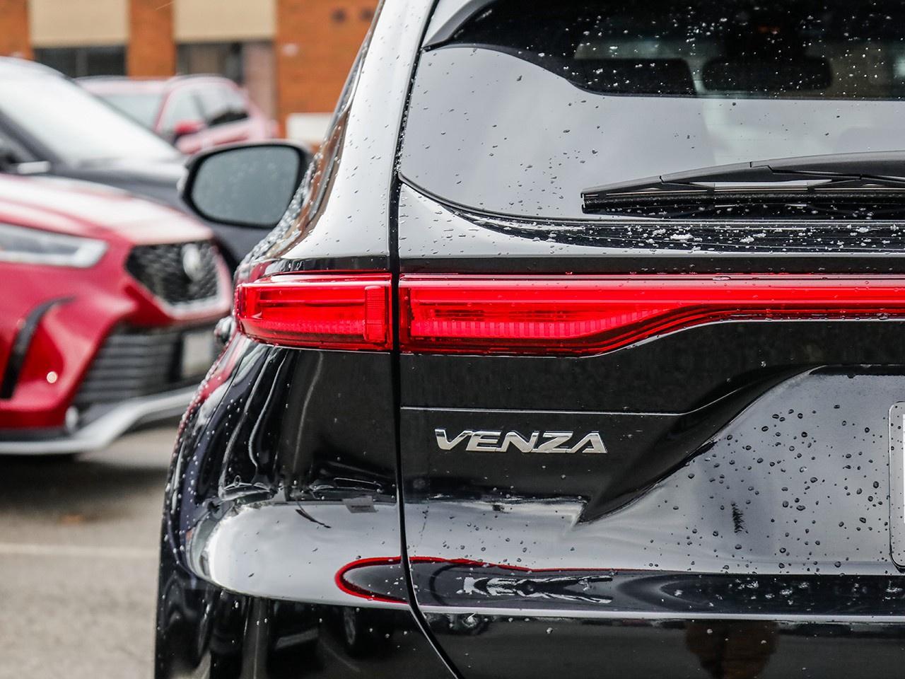 2024 Toyota Venza LE Photo