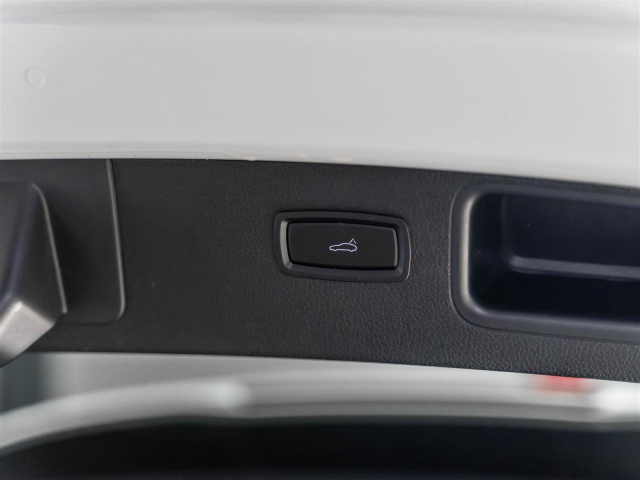 2020 Porsche Macan $438 BI WEEKLY $5000 DOWN|CARBON STEERING WHEEL|LANE DEPART|APPLE CARPLAY Photo