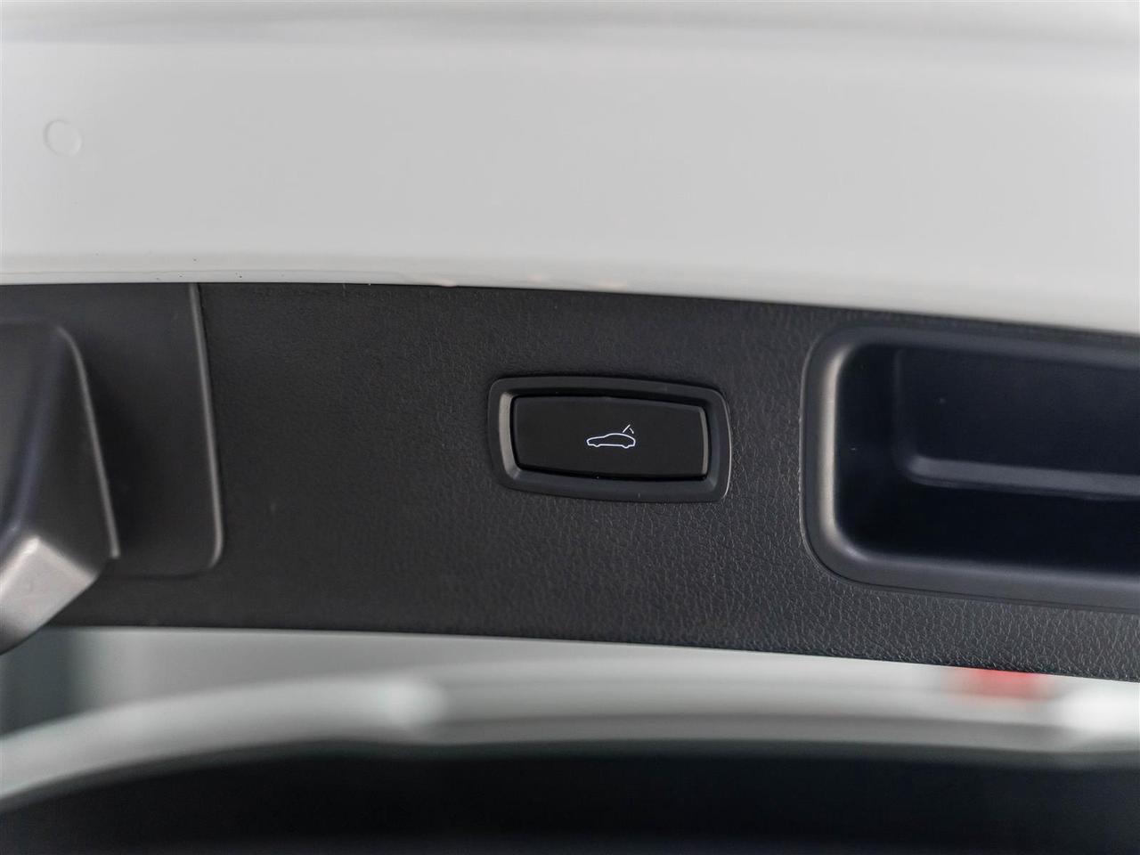 2020 Porsche Macan $438 BI WEEKLY $5000 DOWN|CARBON STEERING WHEEL|LANE DEPART|APPLE CARPLAY Photo