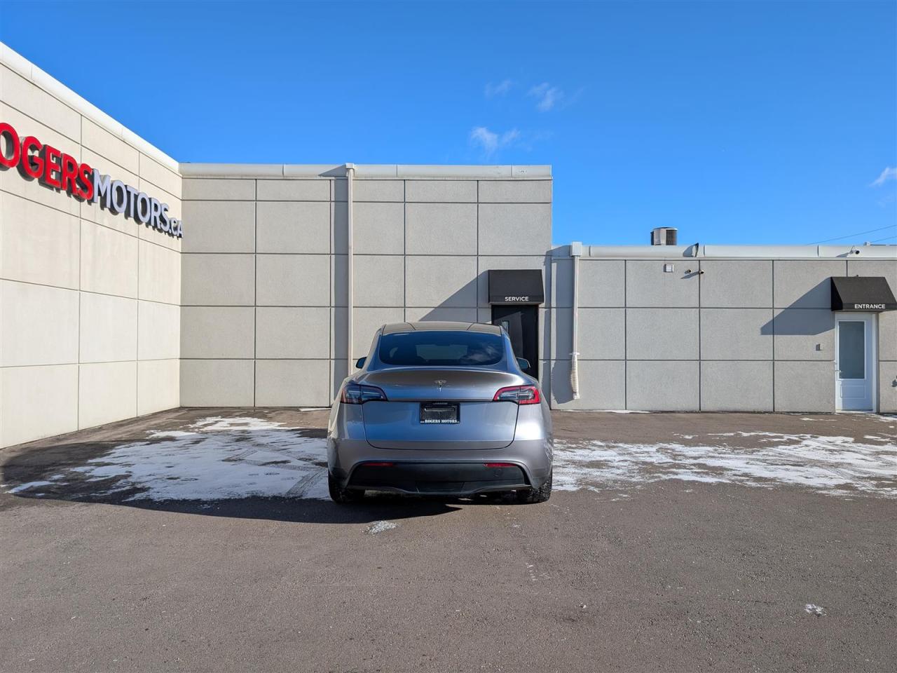 2024 Tesla Model Y STANDARD - WINTER TIRES INCLUDED Photo