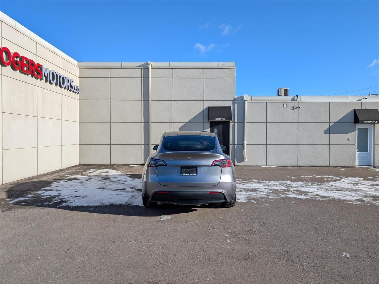 2024 Tesla Model Y STANDARD - WINTER TIRES INCLUDED Photo