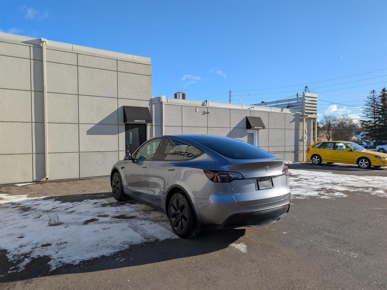2024 Tesla Model Y STANDARD - WINTER TIRES INCLUDED Photo2