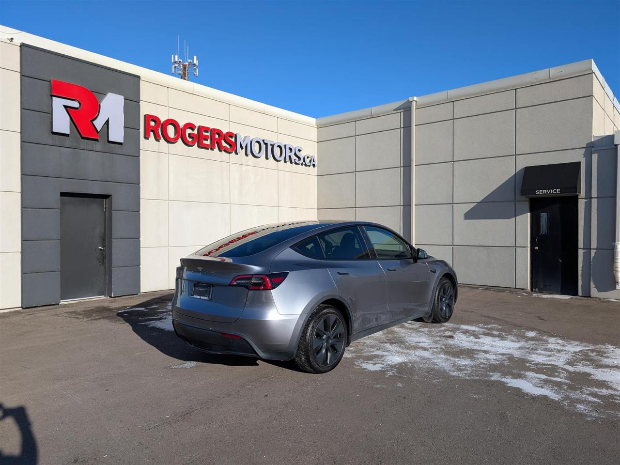 2024 Tesla Model Y STANDARD - WINTER TIRES INCLUDED Photo