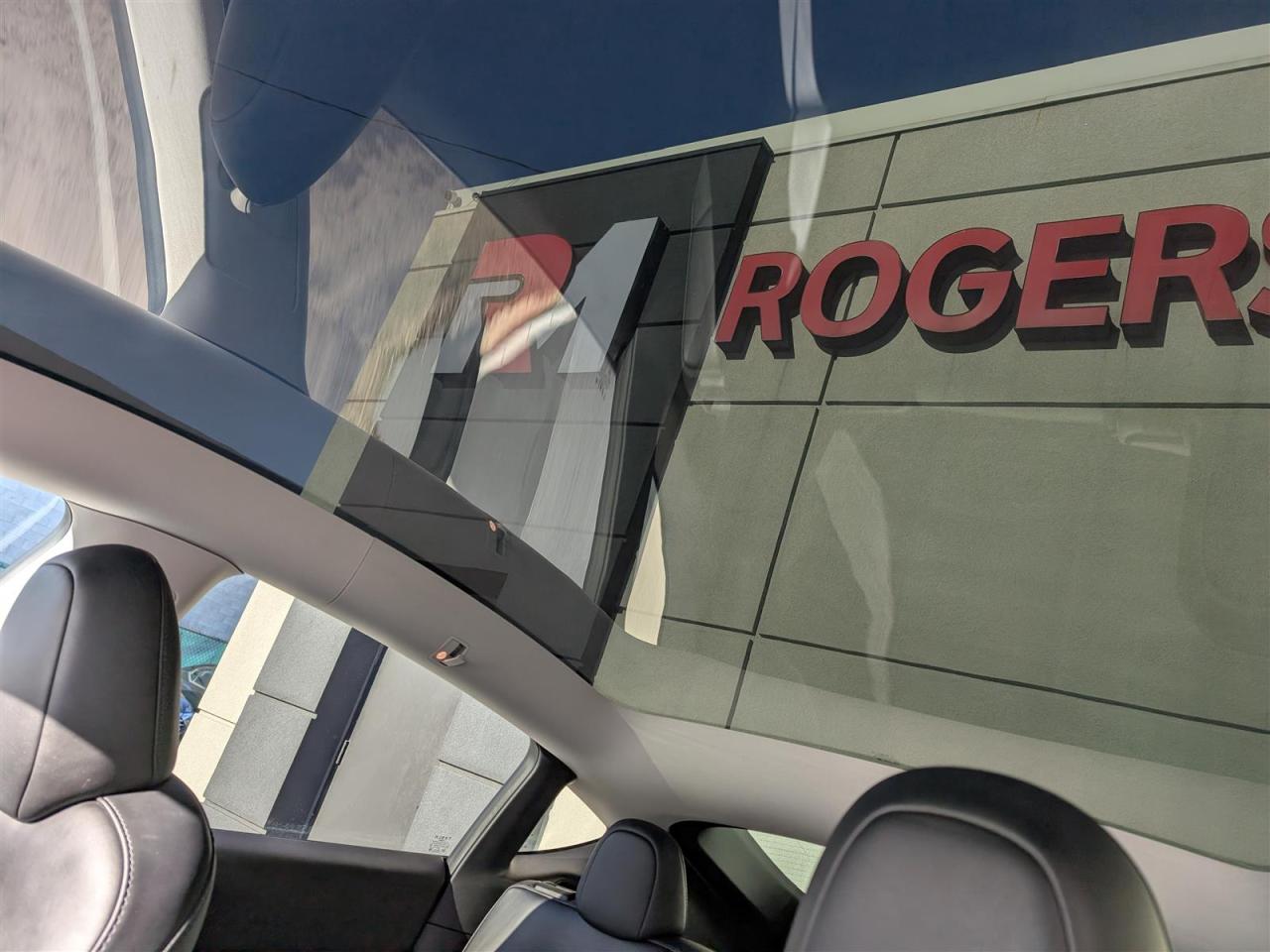 2024 Tesla Model Y STANDARD - WINTER TIRES INCLUDED Photo