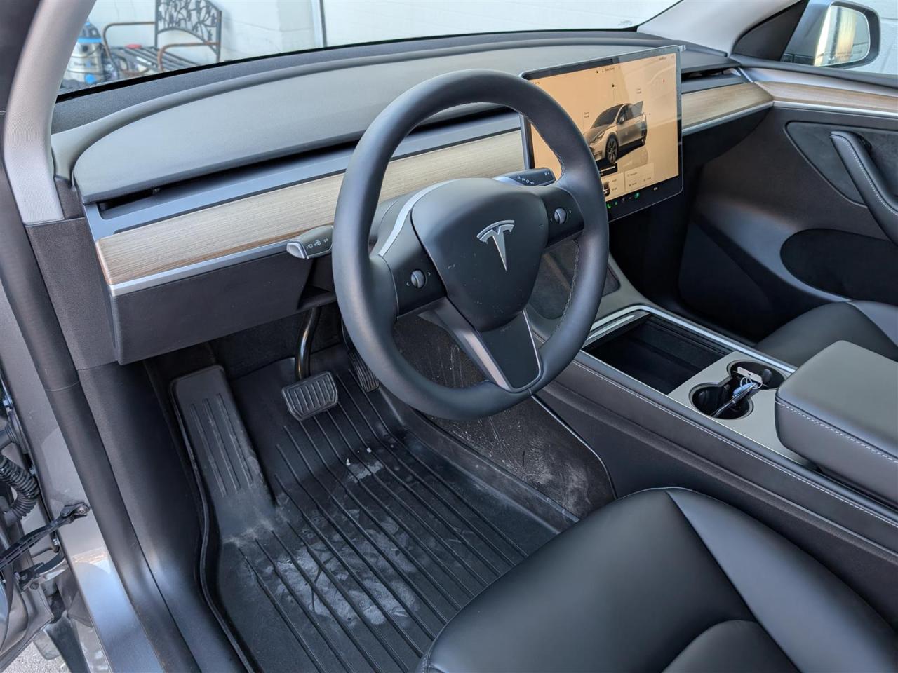 2024 Tesla Model Y STANDARD - WINTER TIRES INCLUDED Photo