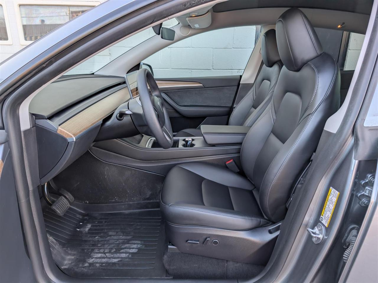 2024 Tesla Model Y STANDARD - WINTER TIRES INCLUDED Photo