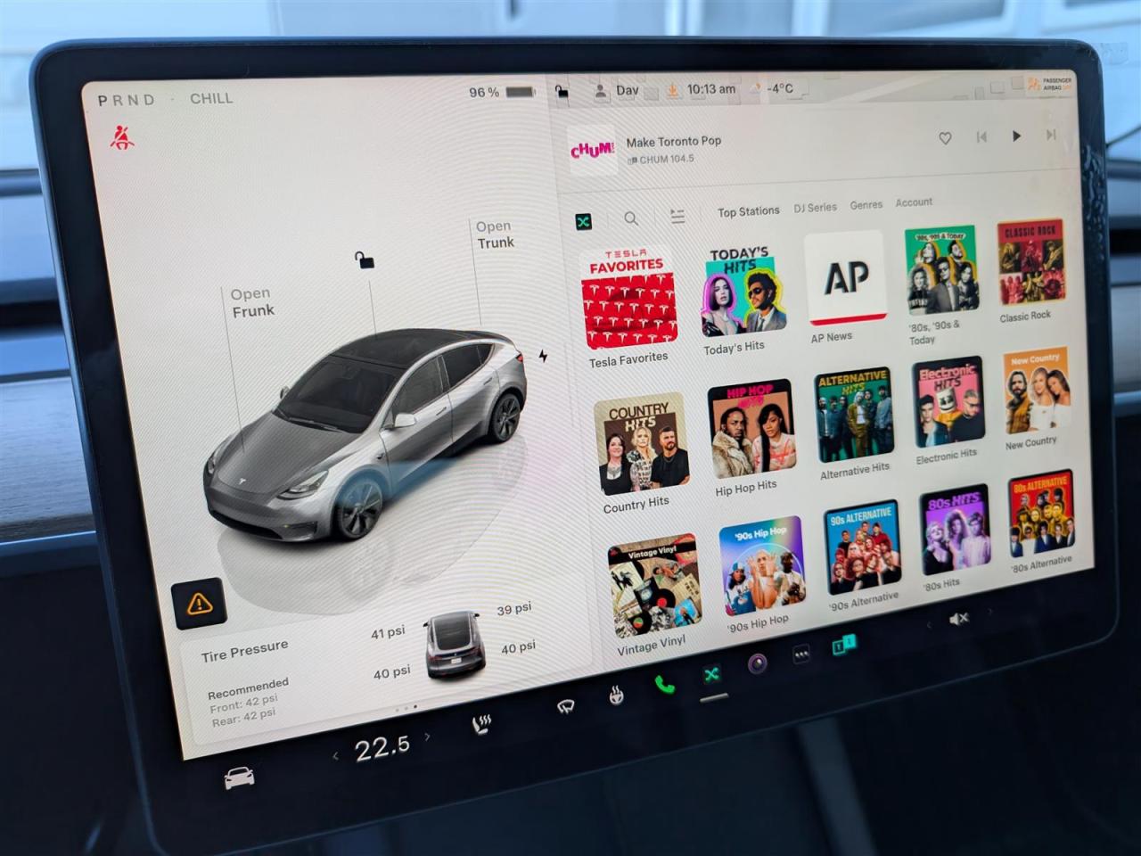 2024 Tesla Model Y STANDARD - WINTER TIRES INCLUDED Photo