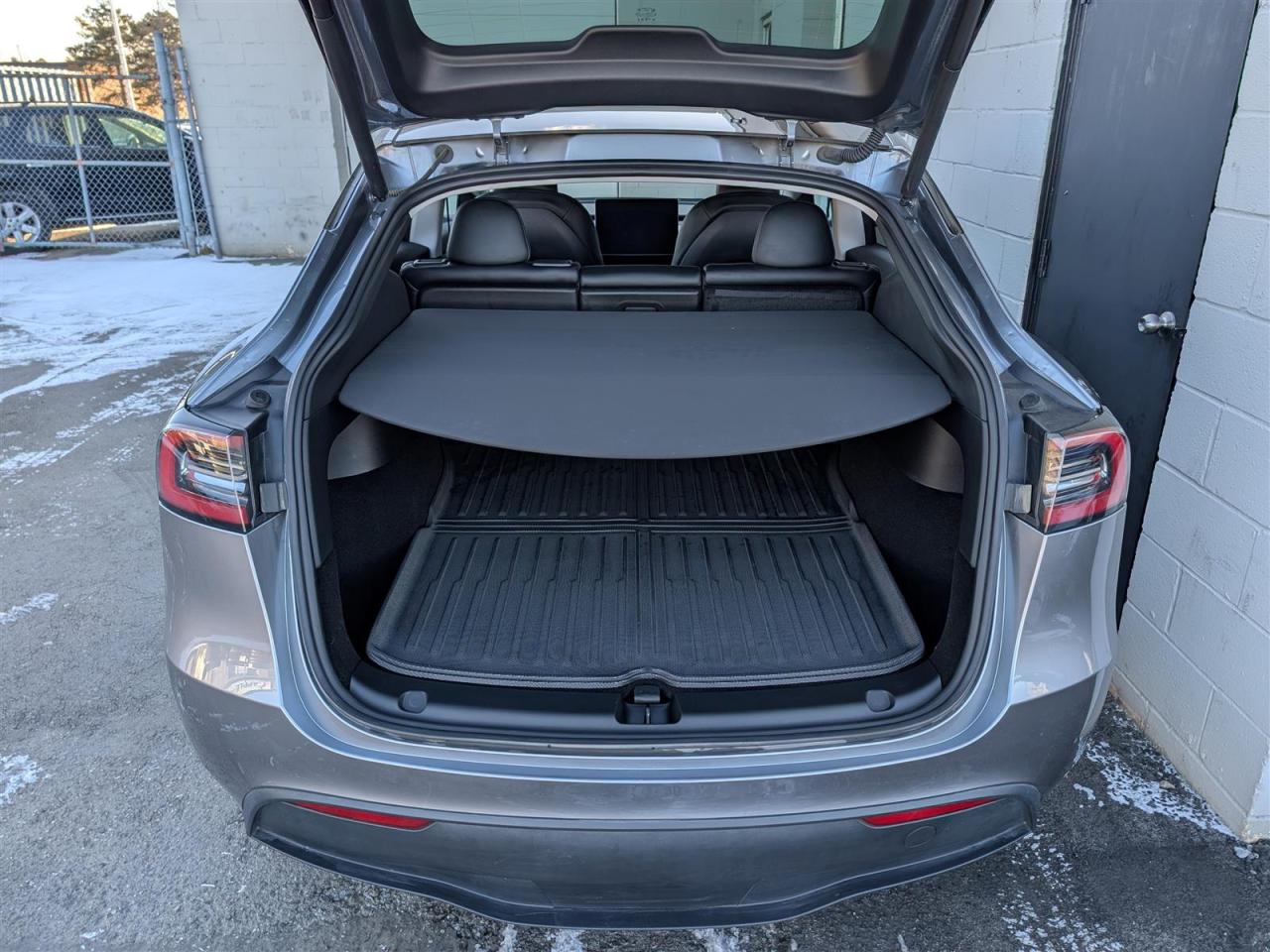 2024 Tesla Model Y STANDARD - WINTER TIRES INCLUDED Photo