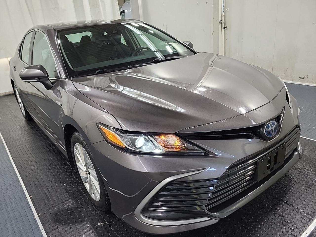 2021 Toyota Camry HYBRID LE | NO ACCIDENTS | 5 SERV REC | ALLOYS | Photo3
