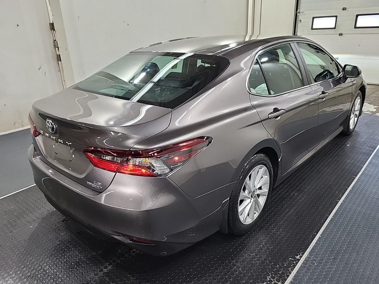 2021 Toyota Camry HYBRID LE | NO ACCIDENTS | 5 SERV REC | ALLOYS | Photo