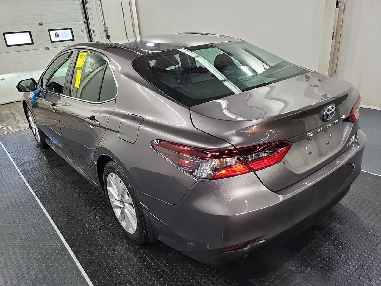 2021 Toyota Camry HYBRID LE | NO ACCIDENTS | 5 SERV REC | ALLOYS | Photo