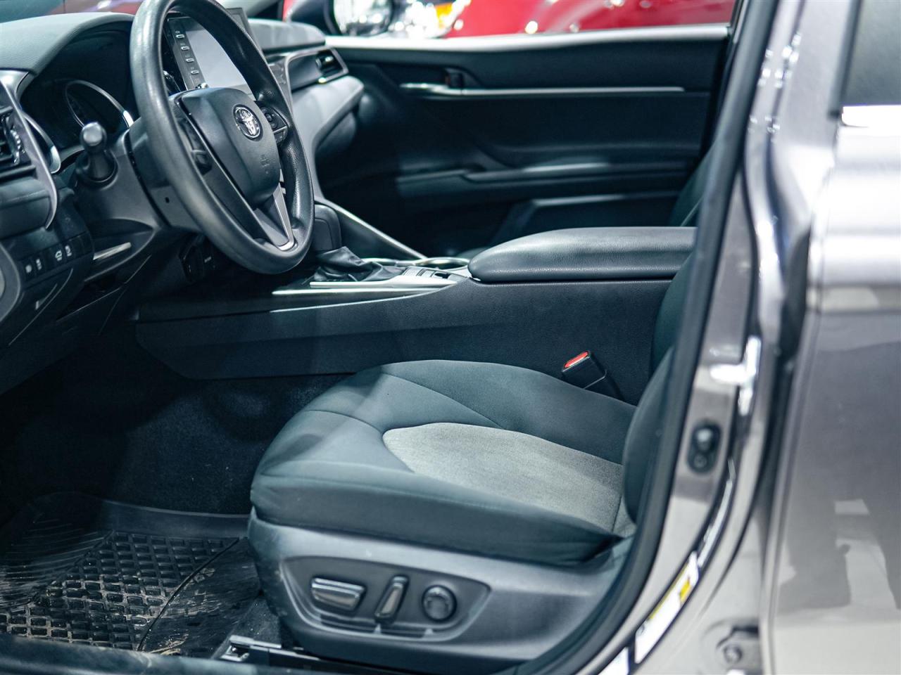 2021 Toyota Camry HYBRID LE | NO ACCIDENTS | 5 SERV REC | ALLOYS | Photo