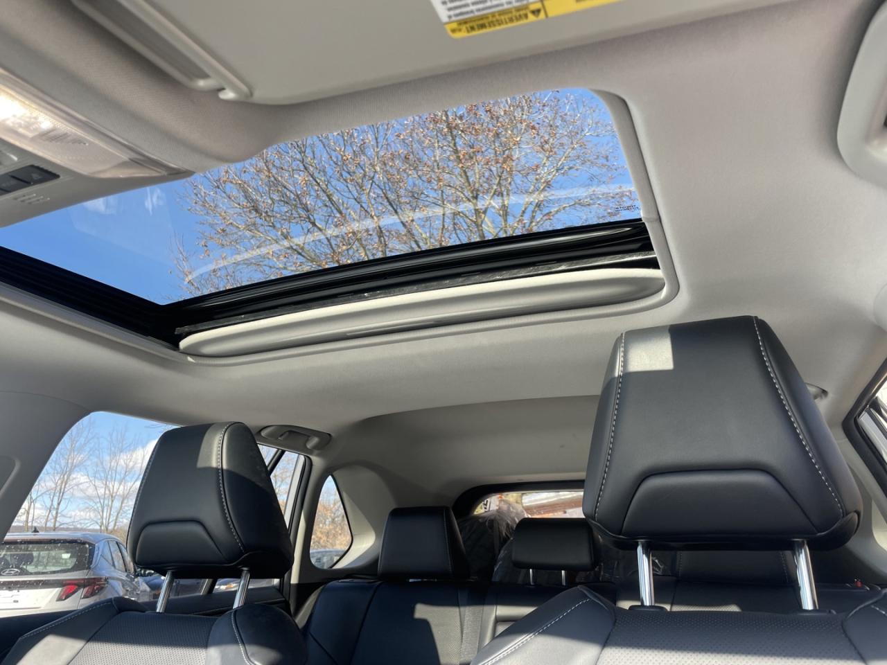 2022 Toyota RAV4 Hybrid Limited AWD *One Owner/ Like NEW - Photo #11