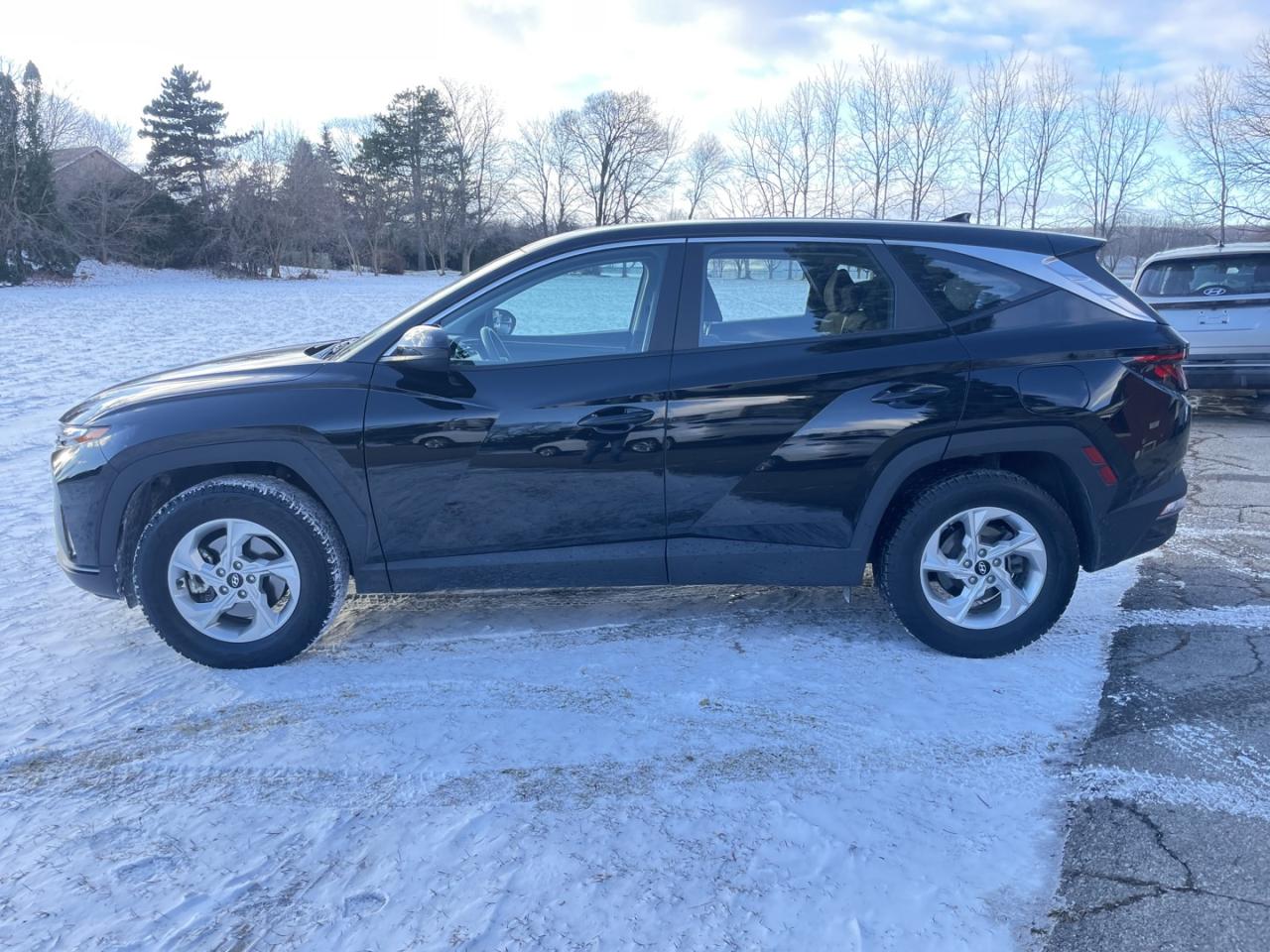 2023 Hyundai Tucson Essential AWD *One Owner/ Like New Photo2