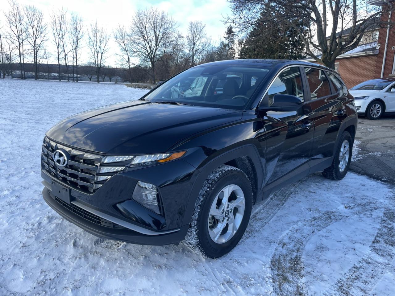 2023 Hyundai Tucson Essential AWD *One Owner/ Like New - Photo #1
