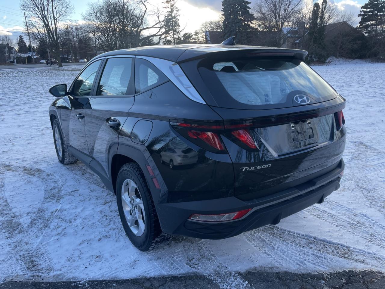 2023 Hyundai Tucson Essential AWD *One Owner/ Like New Photo3