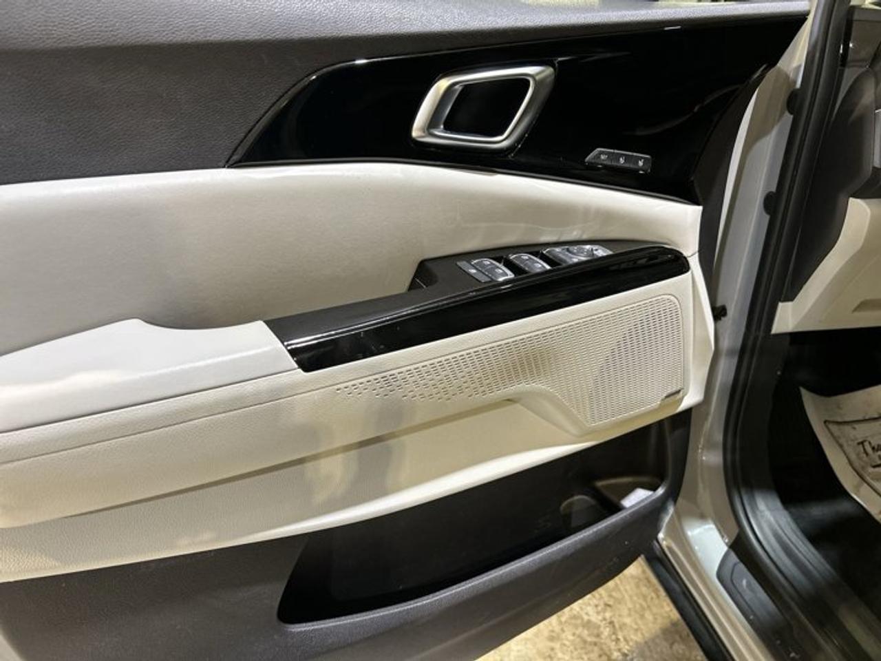 2023 Kia Carnival SX Photo