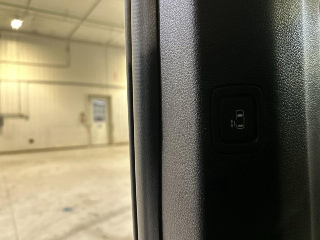 2023 Kia Carnival SX Photo