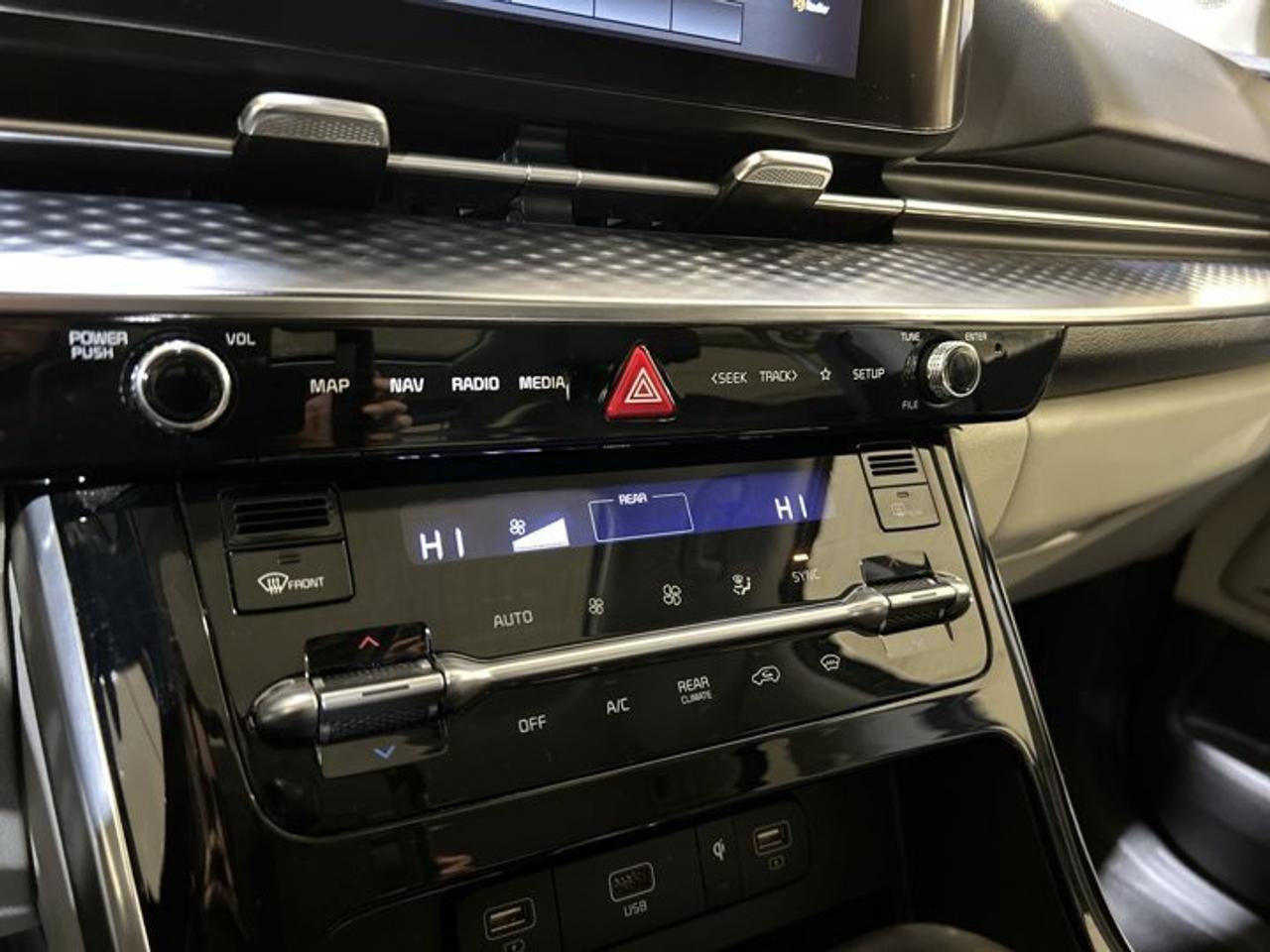 2023 Kia Carnival SX Photo