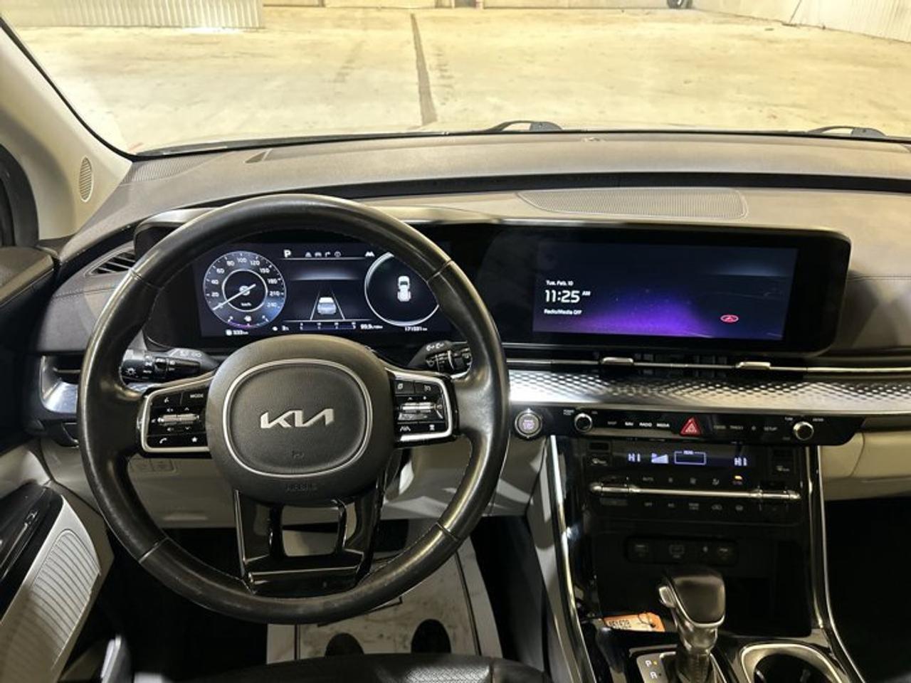 2023 Kia Carnival SX Photo