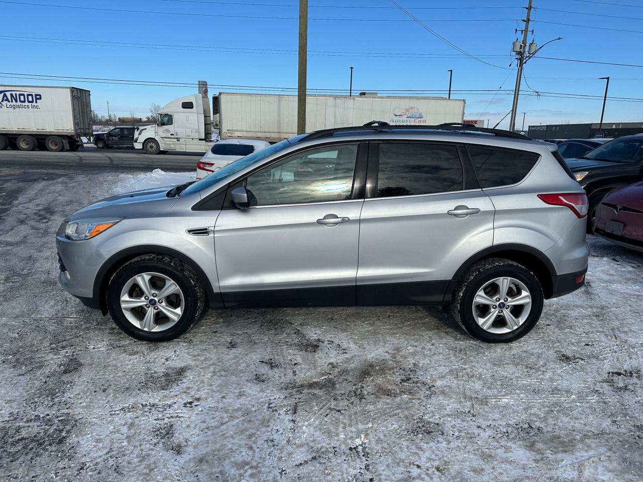 2013 Ford Escape SE, 4 CYL, ONLY 70,000KMS, LEATHER, SUNROOF, CERT - Photo #2