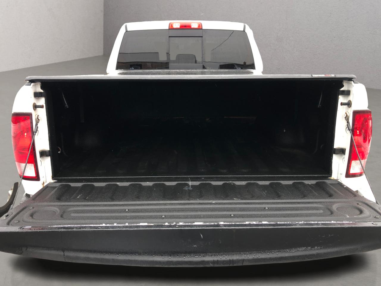 2017 RAM 1500 SLT / B.CAM / H.SEATS / 6 PASSENGER Photo8