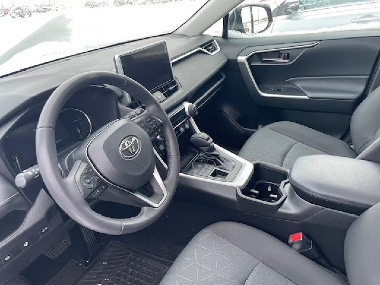 2023 Toyota RAV4  AWD XLE Photo4