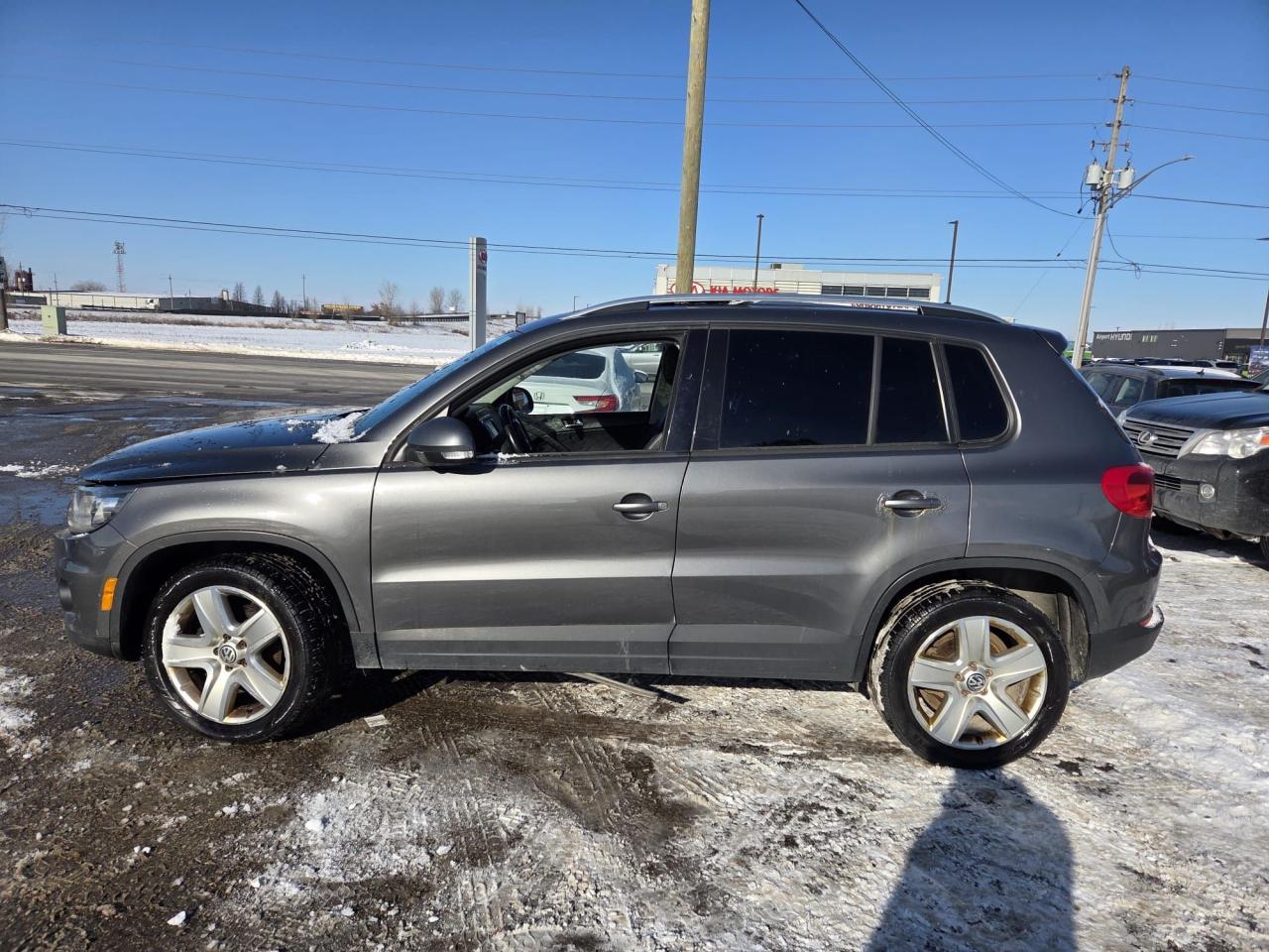 2014 Volkswagen Tiguan TRENDLINE, AUTO, 4 CYL, AUTO, VERY ROUGH, AS IS - Photo #2