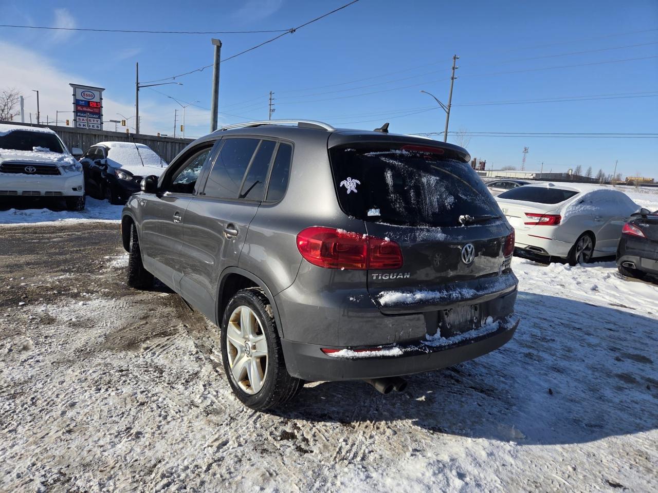 2014 Volkswagen Tiguan TRENDLINE, AUTO, 4 CYL, AUTO, VERY ROUGH, AS IS - Photo #3