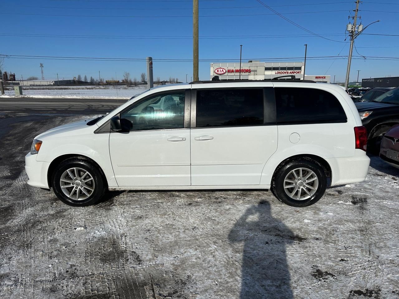 2015 Dodge Grand Caravan SXT, ALLOYS, 7 PASSENGER, ONLY 167KMS, CERTIFIED - Photo #2