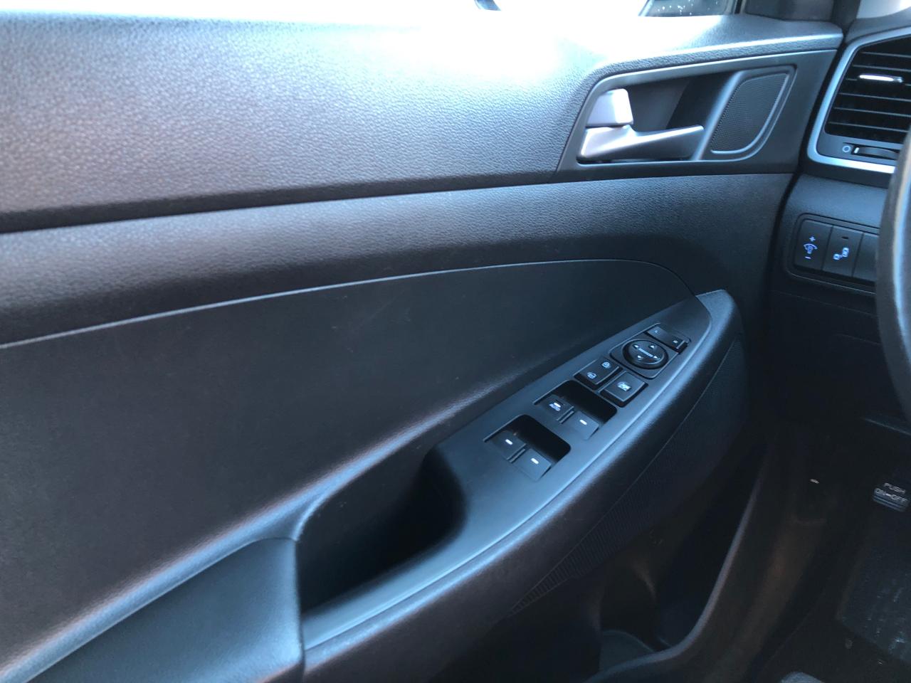 2017 Hyundai Tucson SE / LTHR / B.CAM / S.ROOF / MOONROOF Photo12