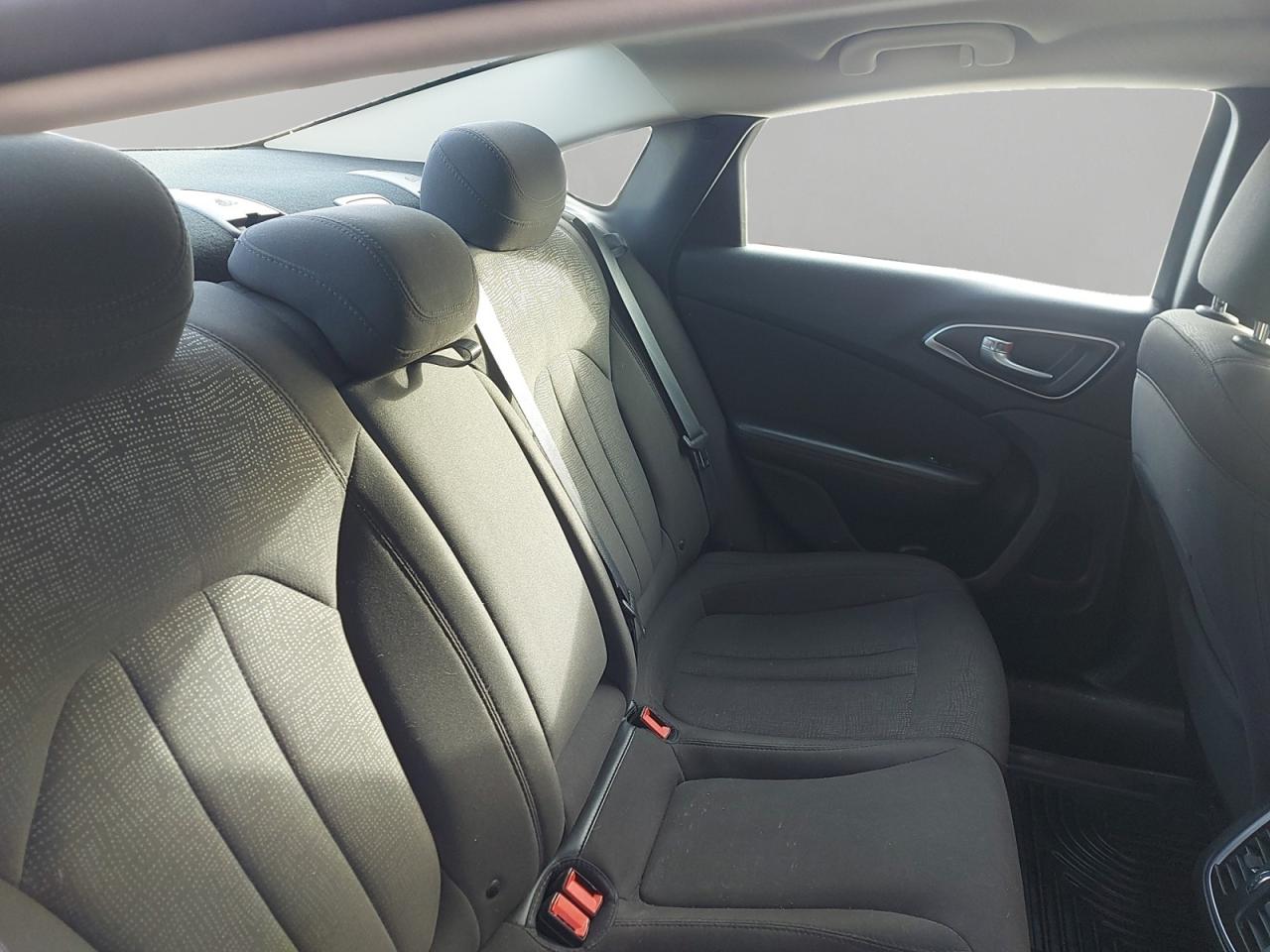 2015 Chrysler 200 Limited Photo4