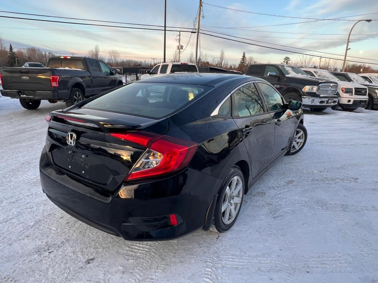 2016 Honda Civic 4DR MAN Photo4