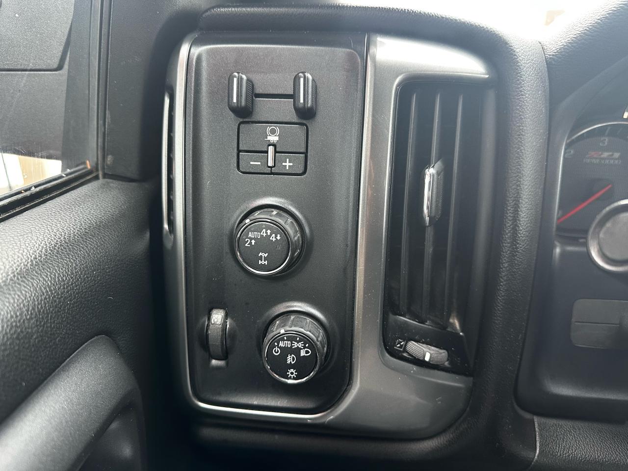 2017 Chevrolet Silverado LT Photo