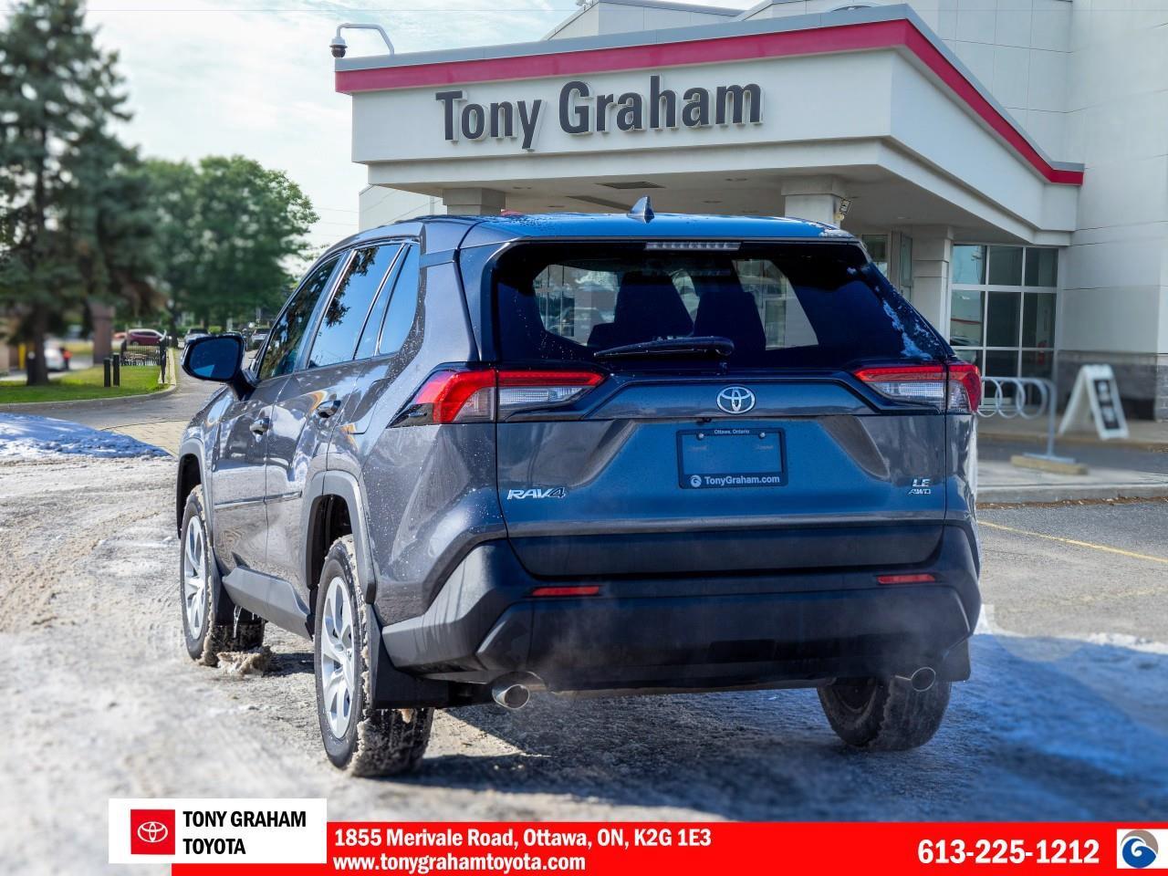 2022 Toyota RAV4 LE Photo2