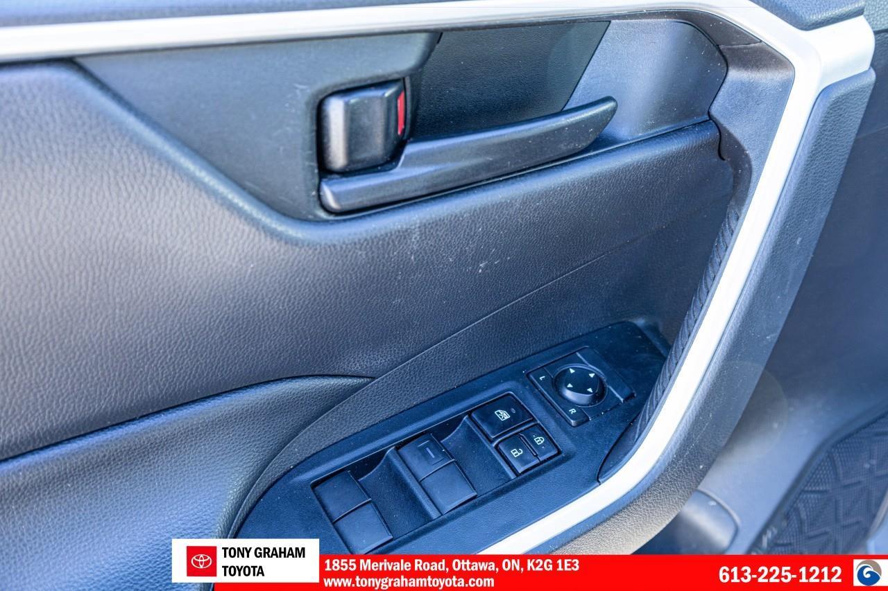 2022 Toyota RAV4 LE Photo